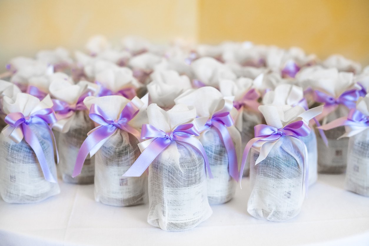 10 Classy But Simple Diy Wedding Favors